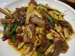 鲜笋炒坛子肉-土砂锅生态山庄·非遗砂锅雅鱼