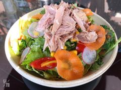 秘制牛油果虾仁蔬果色拉轻食-自然食集西餐厅(泰晤士小镇店)