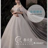 灯光的镜头是你纯色的裙摆