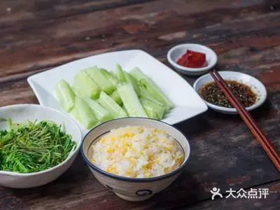 在大学食堂中晚餐也要吃好！