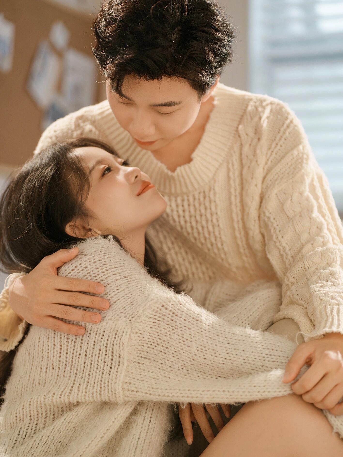 居家慵懒风毛衣情侣照
