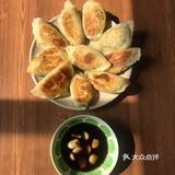 韭菜盒子配腊八蒜，绝了！！！