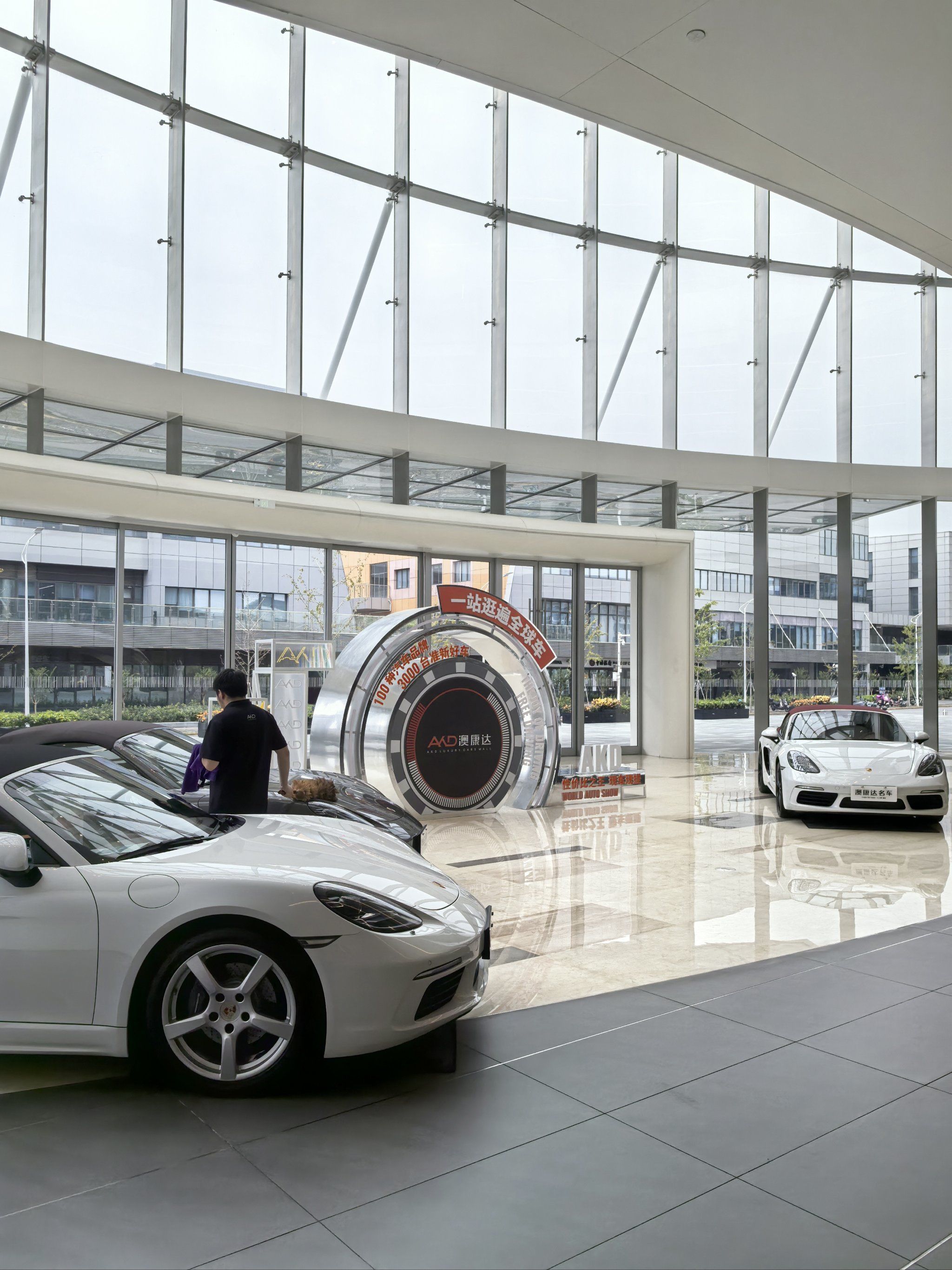 木了,为什么一家车行要搞这么大?我的天😢