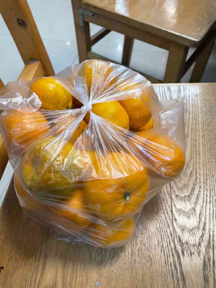打分 菜口味还不错,老板娘还送了一袋橘子,挺好.