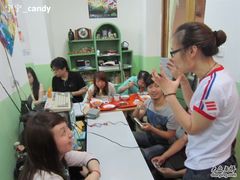 我们班级的班长在对同学说教呢~~-做了不起的80后