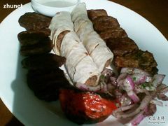 从左至右：牛肉小饼、酸奶烤肉、烤羊里脊-土耳其妈妈