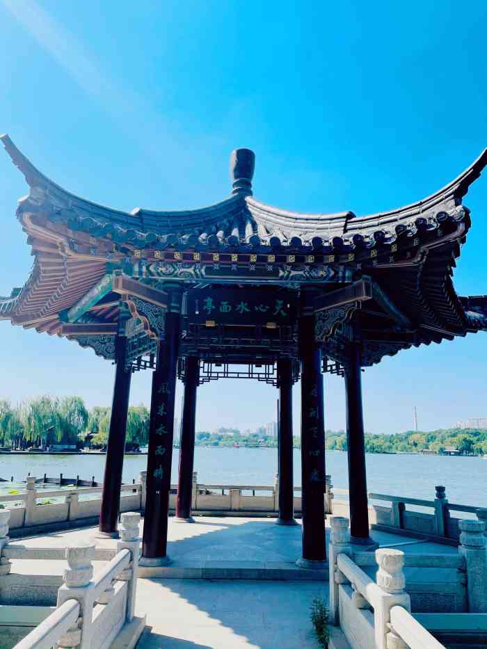 天心水面亭-"这个亭子在秋柳诗社的北边,清代诗坛领袖王.