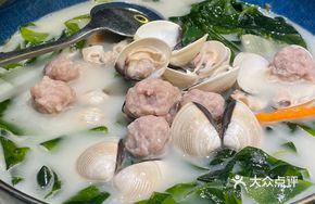 Seaweed Sprout and Pork Ball Soup with Clams