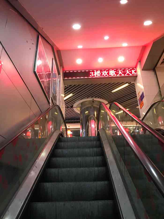 汇客美食娱乐广场-"下午去吃,基本没什么人的,,扶梯也不开,.