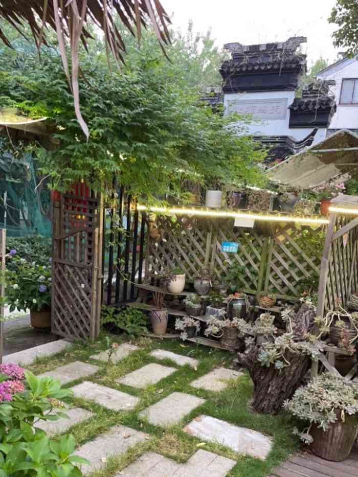 隐藏在村里的一家餐饮文艺范院子是亮点肉肉为主木栅栏被花花藤蔓缠绕