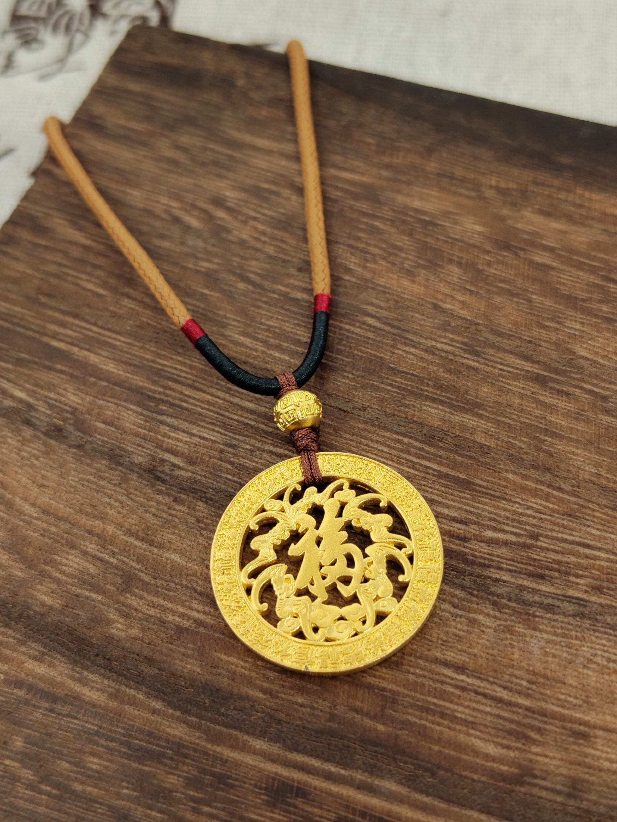 足金吊坠#珠宝首饰 #金吊坠 
在中国传统的装饰艺术中,蝙蝠的形象被