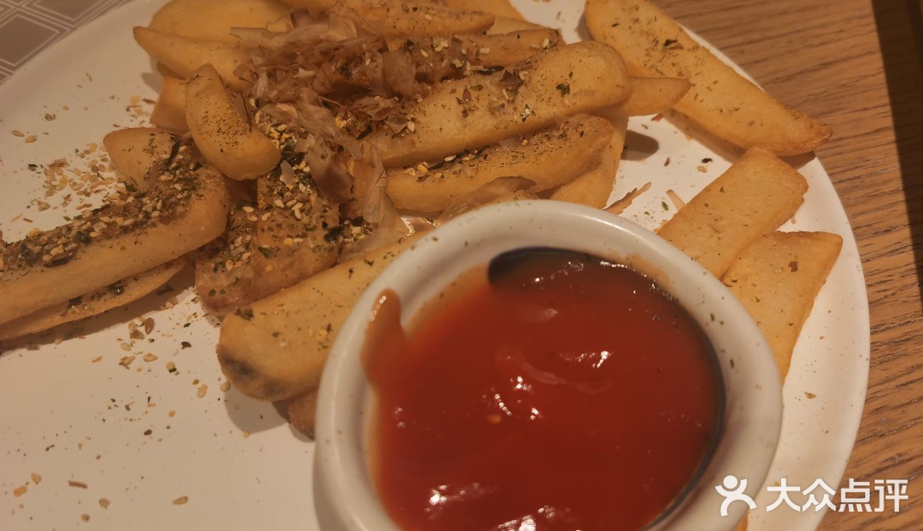 说九点半有乐队，因为怕等不到那个时候就坐了靠里头的位置