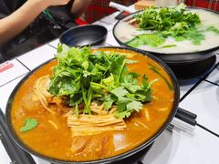 招牌炸酱酸辣米线-肥汁米蘭香港米线(长宁来福士店)