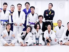 -菠萝格斗巴西柔术训练馆