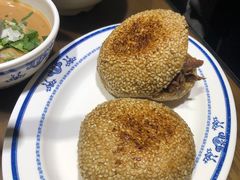 烧饼夹烧牛羊肉-老爆肚满五香烧牛羊肉