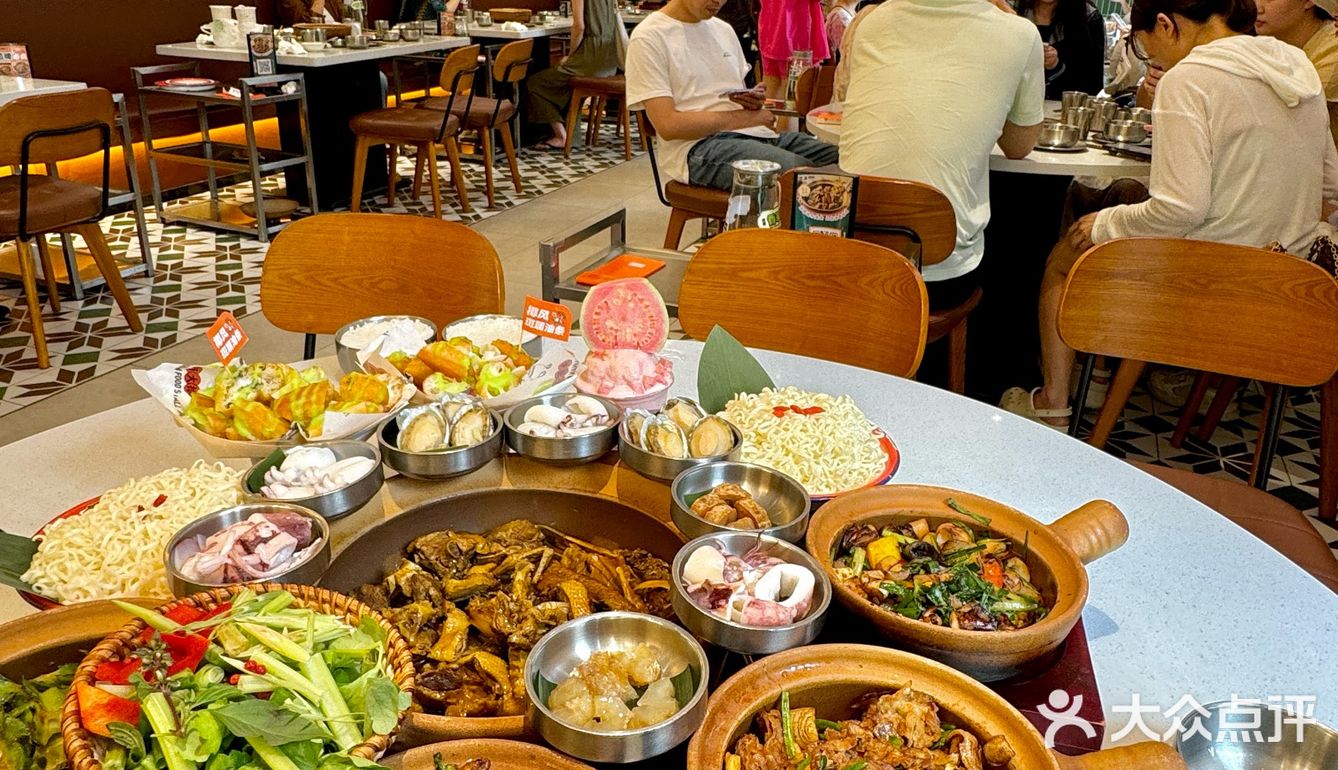 万宁这家……座无虚席！！还是这种烟火气小店🔥