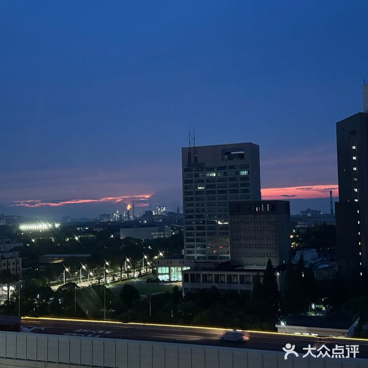 晚霞染红了天空