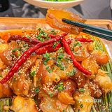 既有传统的自贡味道，也有创新的融合菜式。泉水雅鱼羹