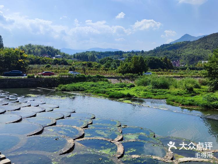 鸬鸟镇的鱼鳞坝