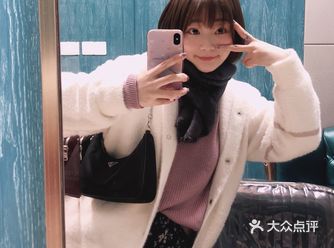 看着日渐黄黑分明的发丝才想起来大半年没有染过头发了