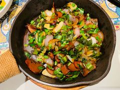 铁板香煎黑牛肝菌-云海肴·汽锅鸡·云南代表菜(天山百盛优客店)