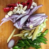 稻香村买的熟肥肠，先过油煸一煸，把里面肥油煸出来