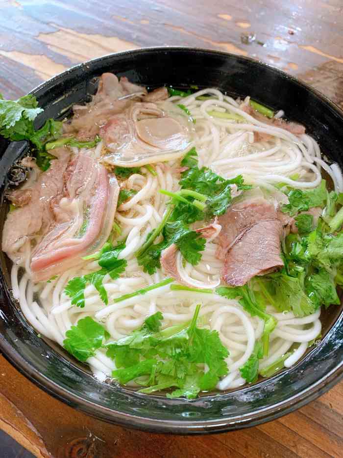 老羊头羊肉粉(双水直营店)-"晚六点,天黑下雨,可能是快过节了,街上冷.