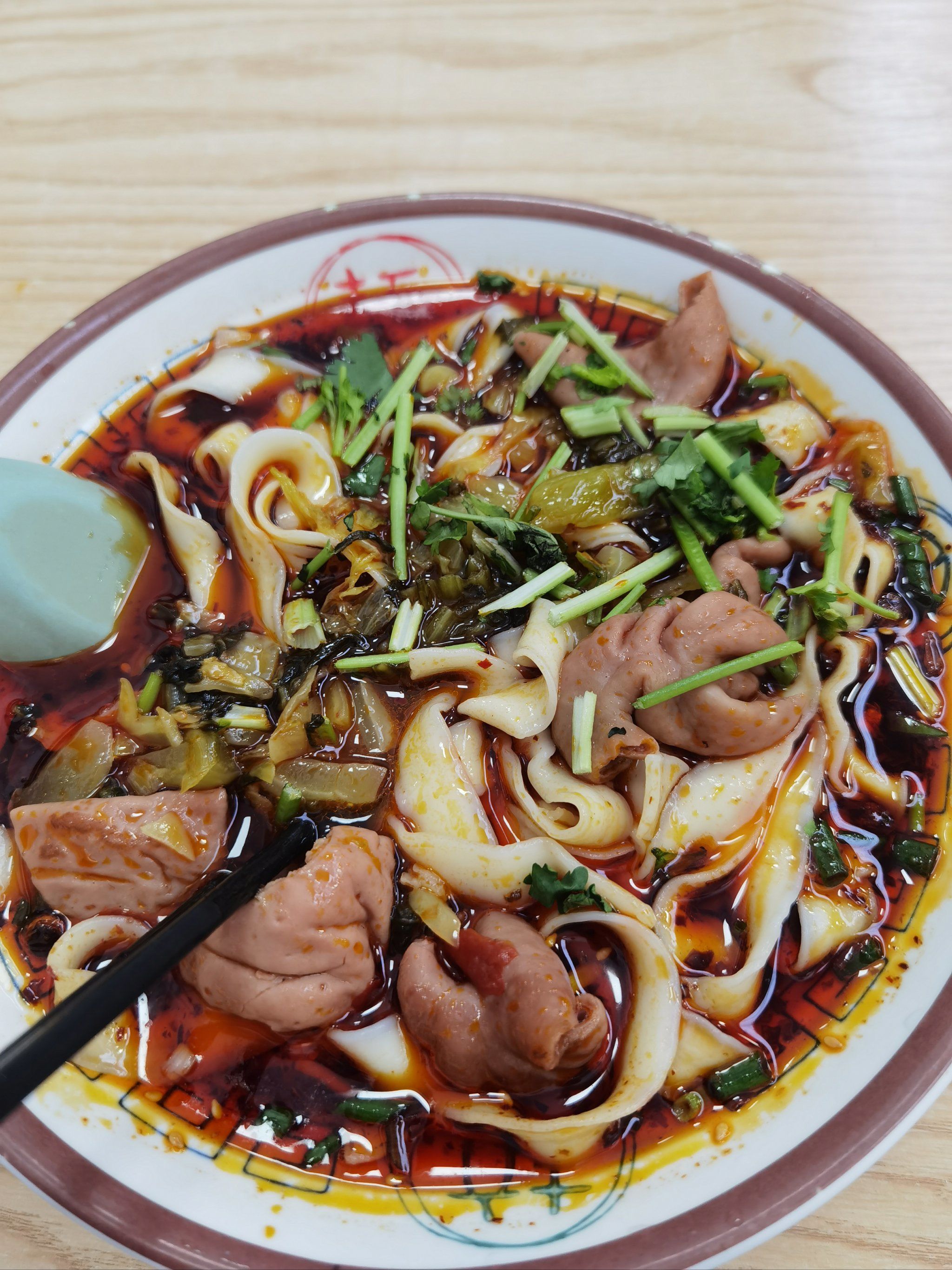 酸菜肥肠刀削面也非常好吃,面条劲道弹牙,肥肠软