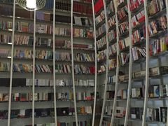 -钟书阁(松江泰晤士小镇店)