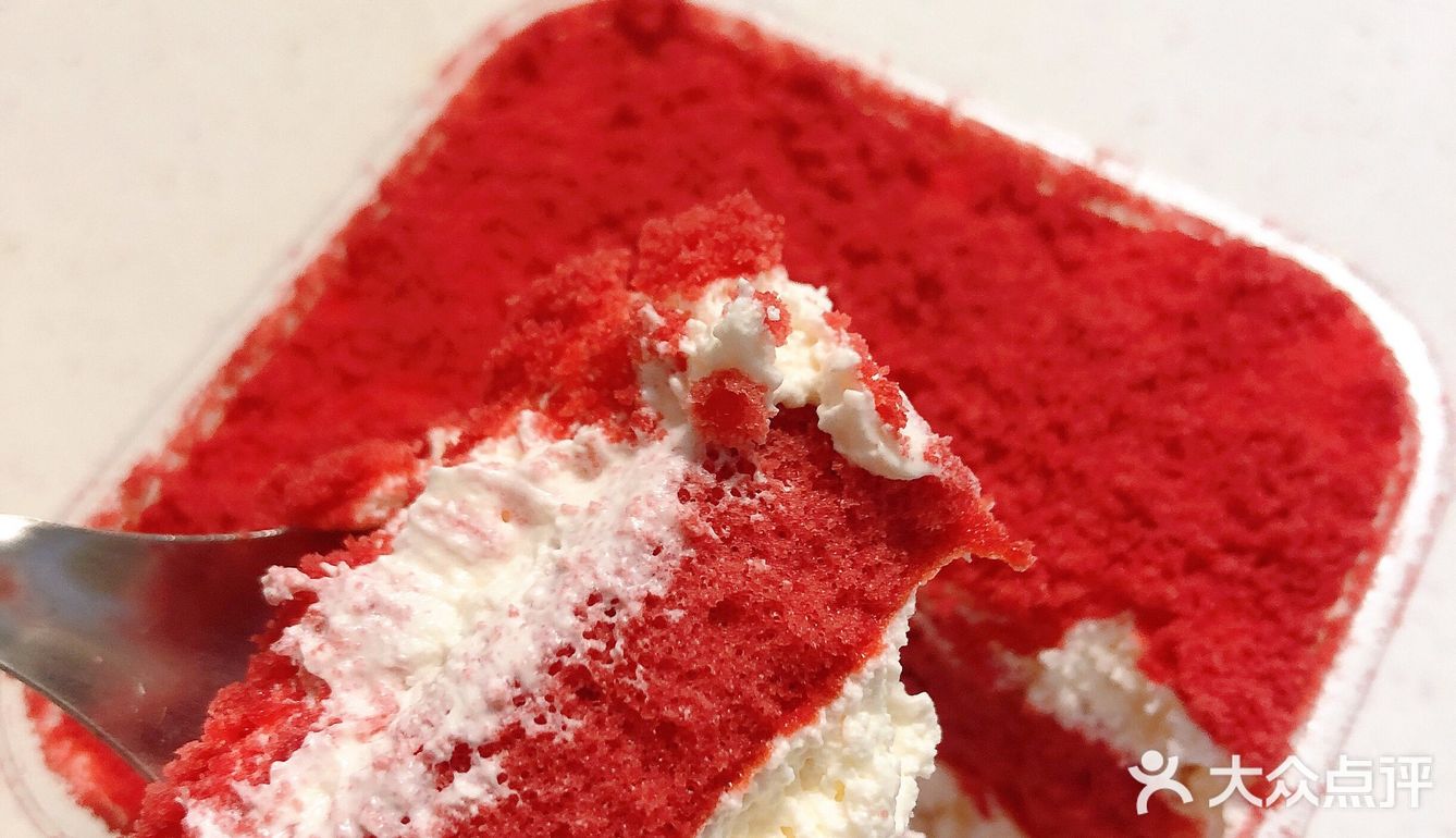 红丝绒外卖自观泉路附近的爱购超市，草莓杯是朋友送的