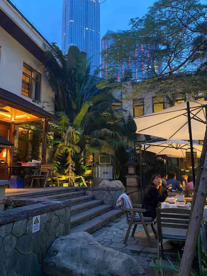 乌布花园餐厅(印尼园店)-"[薄荷]环境:去过生日 选在户外吃 还.