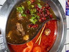 番茄鸳鸯锅-喜悦小串丹东小黄牛海鲜烧烤大排档(民主广场店)