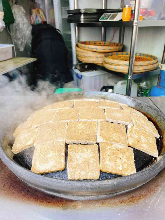 外面是糯唧唧的糍粑,里面是香辣的豆腐折耳根肉沫,一天就吃了荞灰豆腐