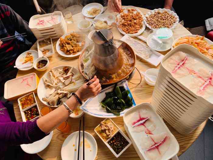 2019年12月11日 打分 80 /人 铜锅涮鱼 泽杨道装饰城旁边 位置在杨柳