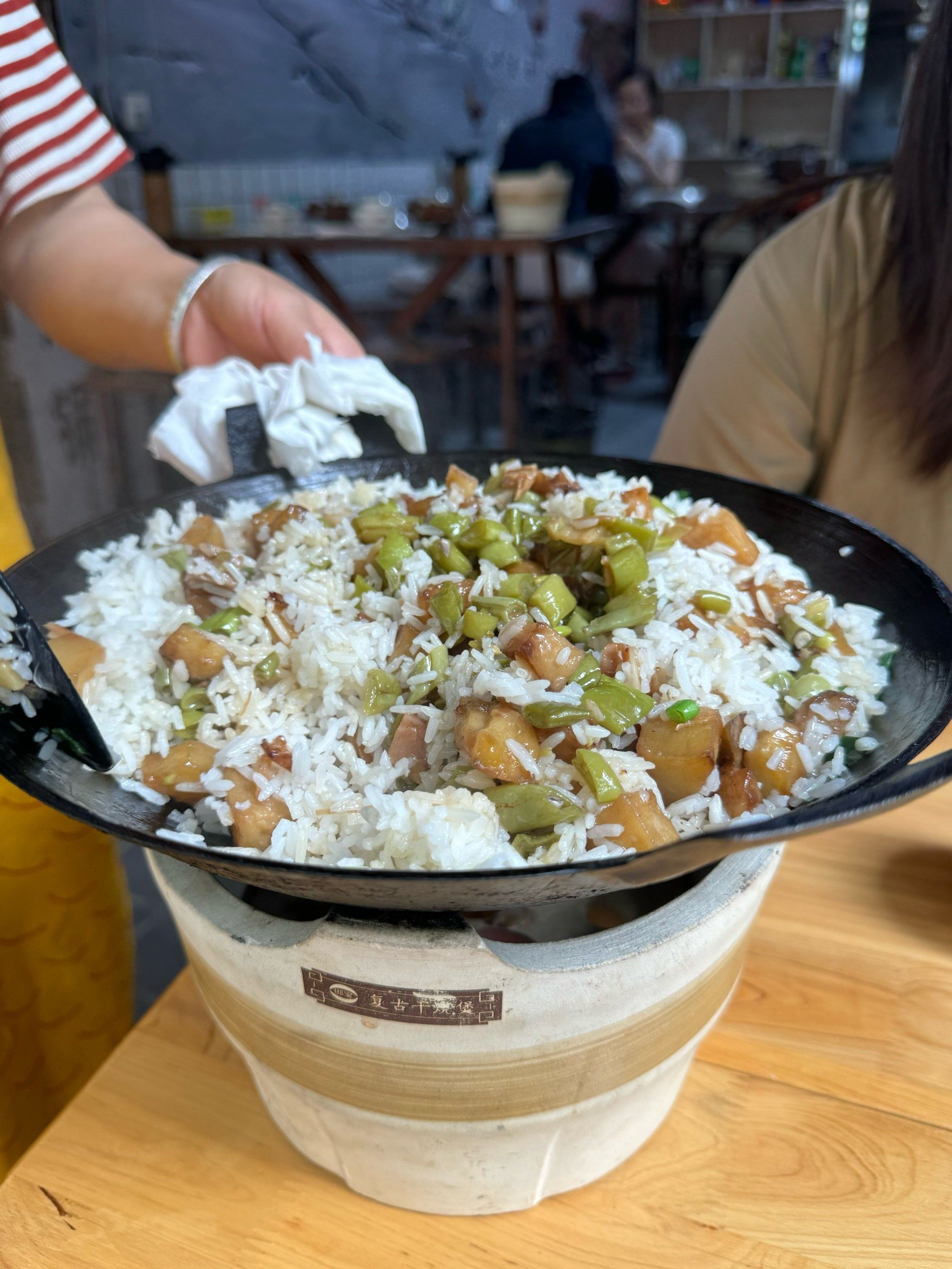 直接干两碗米饭
烂肉粉条跟三鲜汤都很好吃😋推荐
牛肉砂锅很