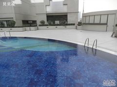 13室外游泳池-上海波特曼丽思卡尔顿酒店