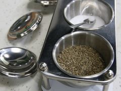 桌上放的调料-丰茂烤串(建设街店)