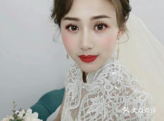 婚纱一共试了三套，每一套感觉都是不同风格的