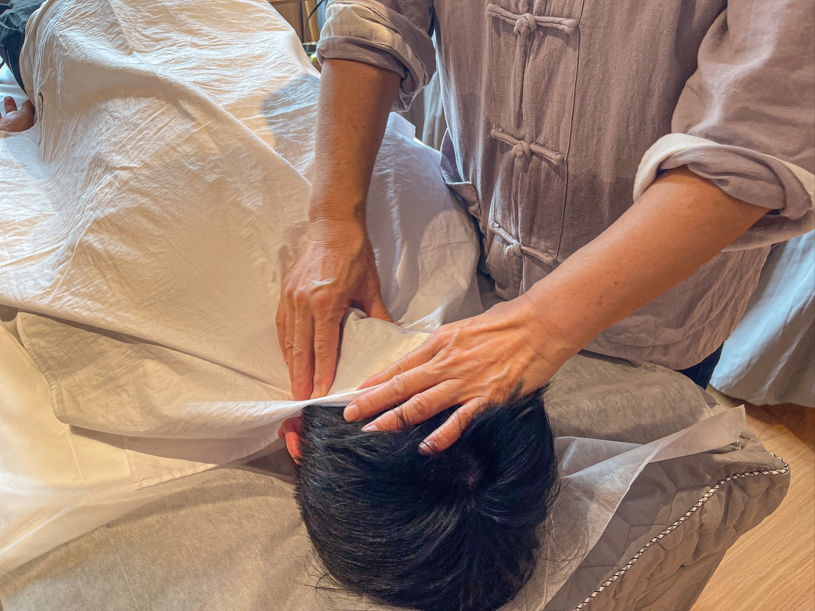 带四眼弟弟去盲人按摩!