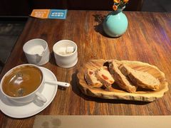 餐前面包-Carbon莫卡哆·意大利复古集市餐厅(杭州大厦店)