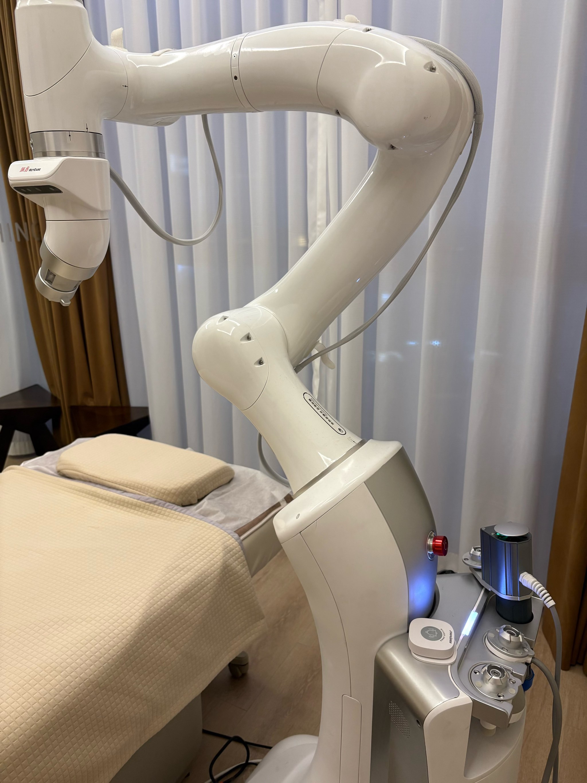 是谁还没有享受过最新ai理疗机器人?