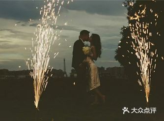 星光四溢，烟花璀璨，是你翩跹而来，落在我心上