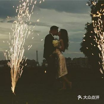 星光四溢，烟花璀璨，是你翩跹而来，落在我心上