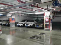 -绿地缤纷城-停车场