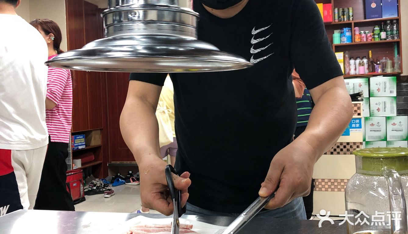 店内桌子不是太多，大厅大概7-8桌的样子
