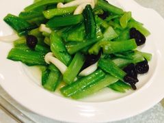 西芹双菇-长春市茶啊衝饭店(南湖公园店)