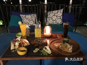 我们躺在沙发上，仰望星空，一边听着歌，一边享受美食
