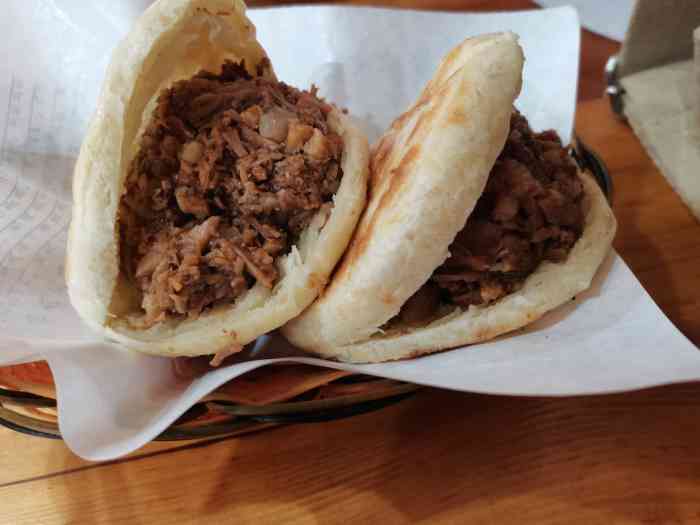 袁大头酱肉火烧(莲池南大街店)-"大年初四的保定开着的餐馆不是很多