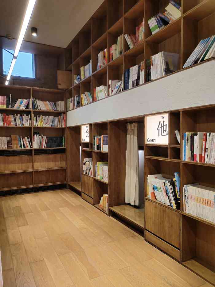 放语空·言几又胶囊书店-"桐庐的网红言又几书店坐落在富春江畔青龙坞