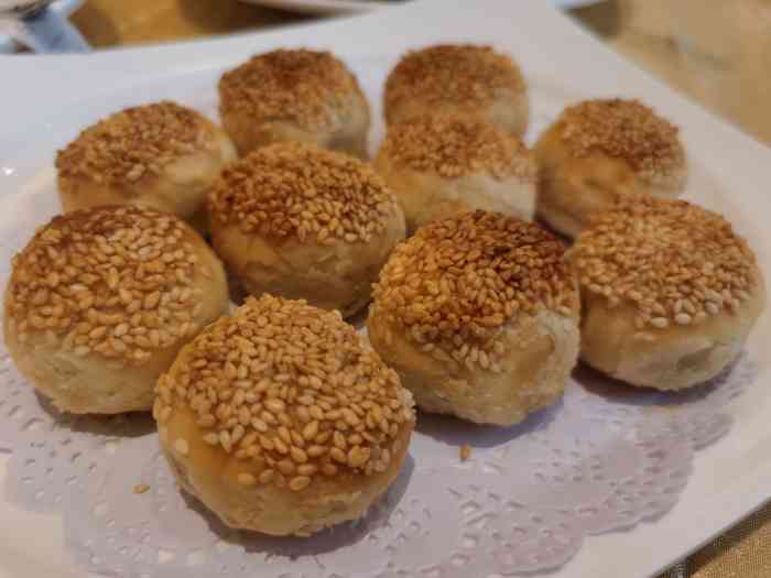 鸿宴饭庄(南湖店)-"煨肘子特别软烂,卖相也好,服务员用筷子就.